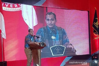 Wakil Menteri Hukum dan Hak Asasi Manusia (Wamenkumham) Edward Omar Sharif Hiariej saat menjadi pembicara kunci dalam diskusi publik "Penghinaan/ Pencemaran Nama Baik Menurut KUHP, UU ITE, dan RUU KUHP" di Semarang, Kamis 4 Maret 2021. ANTARA/ I.C.Senjaya