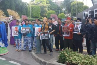 Sekelompok masyarakat yang menamakan diri sebagai Laskar Suku Betawi melakukan demonstrasi terhadap PT Aserra Mineralindo Investama (PT AMI) di Office 8 SCBD, Jakarta Pusat. Foto: Ist