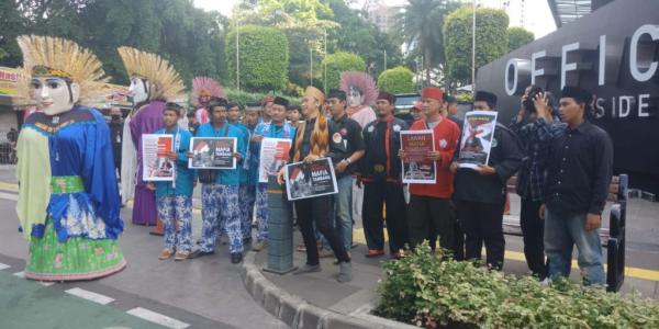 Sekelompok masyarakat yang menamakan diri sebagai Laskar Suku Betawi melakukan demonstrasi terhadap PT Aserra Mineralindo Investama (PT AMI) di Office 8 SCBD, Jakarta Pusat. Foto: Ist